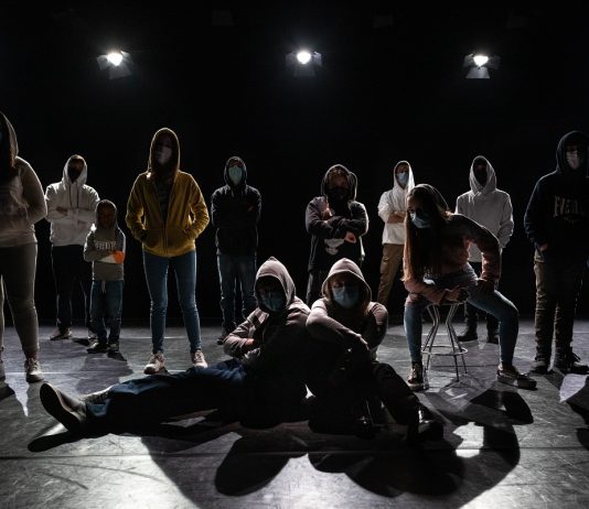 I sogni delle nuove generazioni, nel Labirinto della realtà virtuale il labirinto teatro