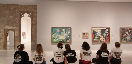 Una protesta al Museo Picasso riaccende la questione sull’artista predatore protesta museo picasso
