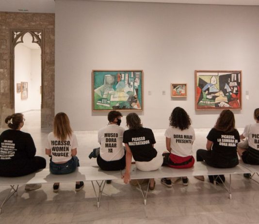 Una protesta al Museo Picasso riaccende la questione sull’artista predatore protesta museo picasso