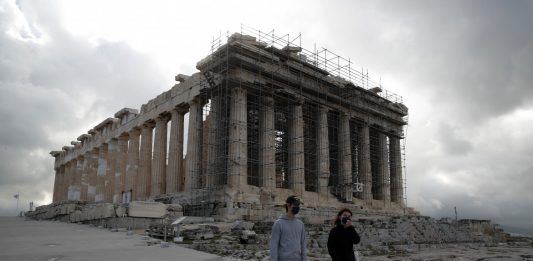 Un colpo alla storia: cemento armato sulla strada del Partenone