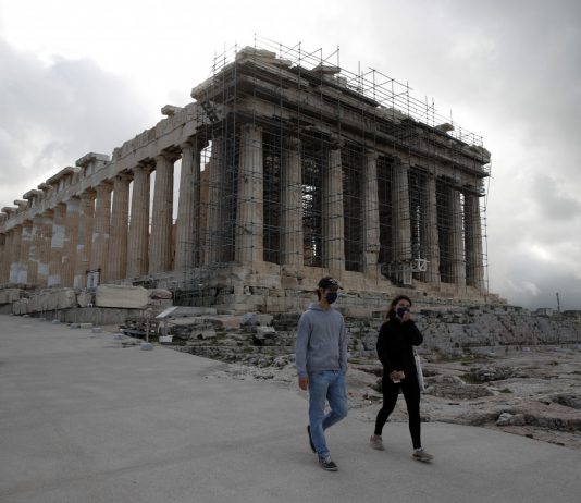 Un colpo alla storia: cemento armato sulla strada del Partenone