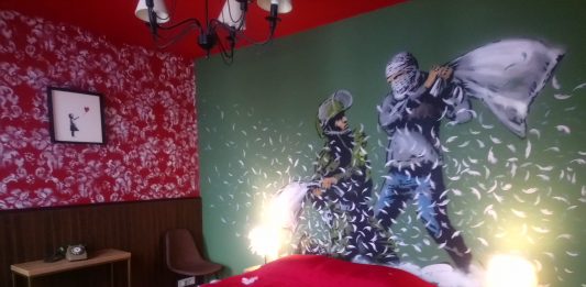 A Parigi ha aperto il Walled Off Hotel, solo che non è approvato da Banksy