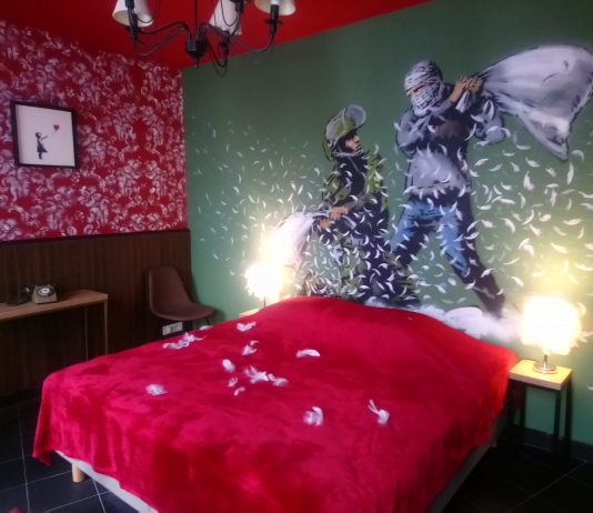 A Parigi ha aperto il Walled Off Hotel, solo che non è approvato da Banksy