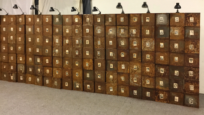 Christian Boltanski, Le grand mur des Suisses morts, 1990 metal sheet boxes, lightbulbs, 200 x 485 x 23 cm, © Christian Boltanski