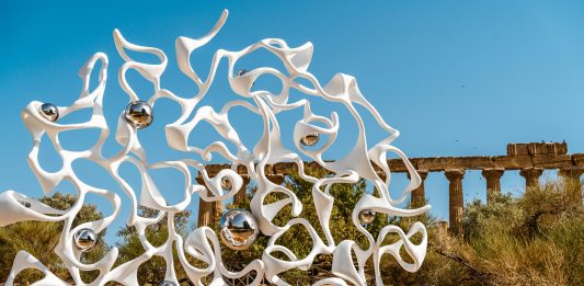 Gianfranco Meggiato nella Valle dei Templi di Agrigento con ‘L’Uomo Quantico’