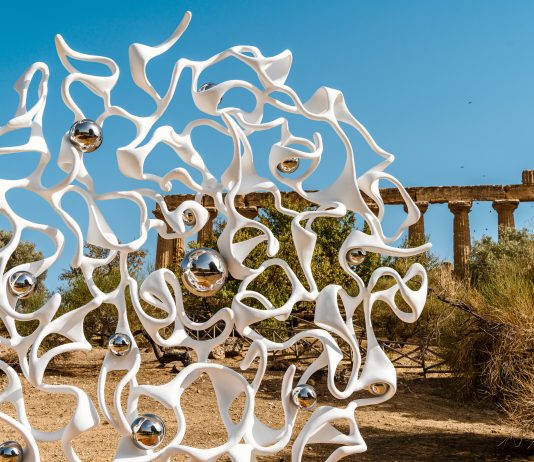 Gianfranco Meggiato nella Valle dei Templi di Agrigento con ‘L’Uomo Quantico’