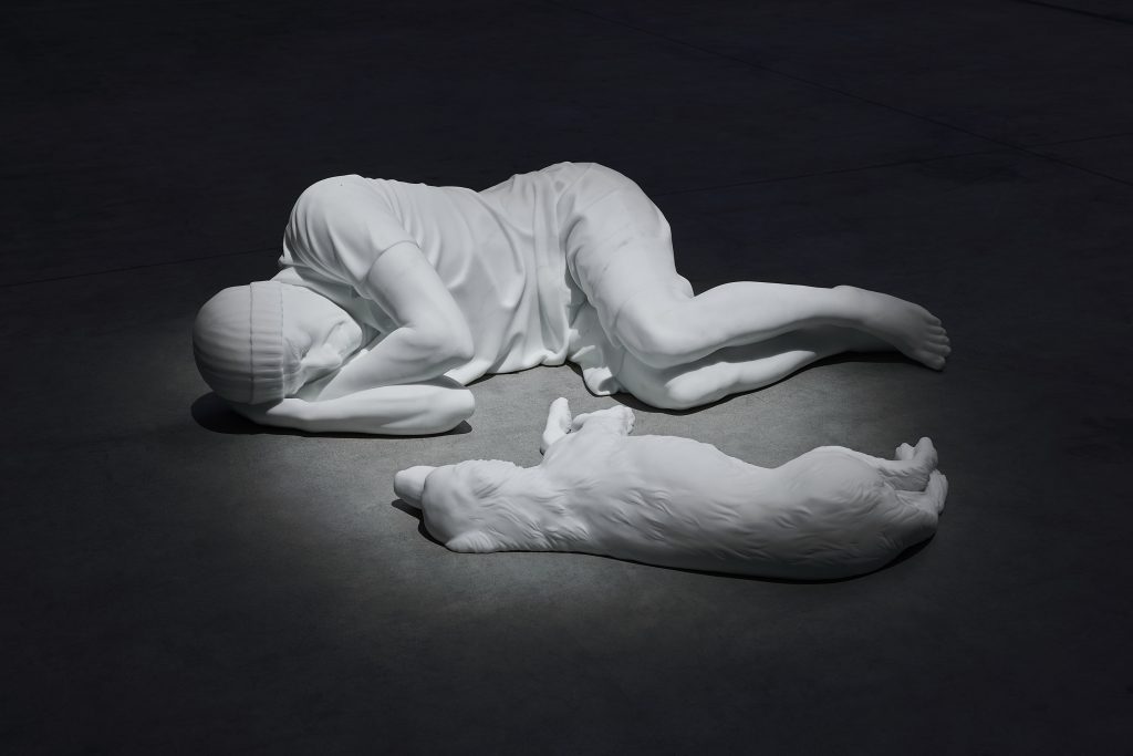 Maurizio Cattelan Breath, 2021 Veduta dell’installazione, Pirelli HangarBicocca, Milano, 2021 Marmo di Carrara Figura umana: 40 x 78 x 131 cm Cane: 30 x 65 x 40 cm Courtesy l’artista, Marian Goodman Gallery e Pirelli HangarBicocca, Milano Foto: Agostino Osio