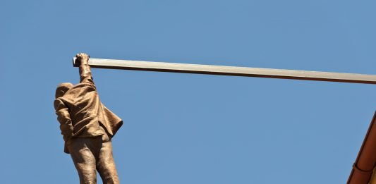 Squali e lampioni innamorati: 6 opere d’arte urbana da vedere in tutta Europa