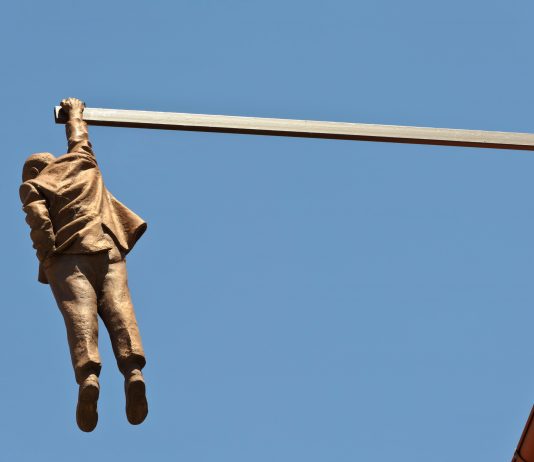 Squali e lampioni innamorati: 6 opere d’arte urbana da vedere in tutta Europa