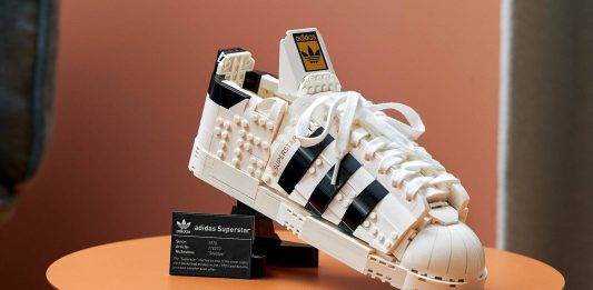 Lego, adidas e street art, per le iconiche sneaker Superstar lego adidas superstar