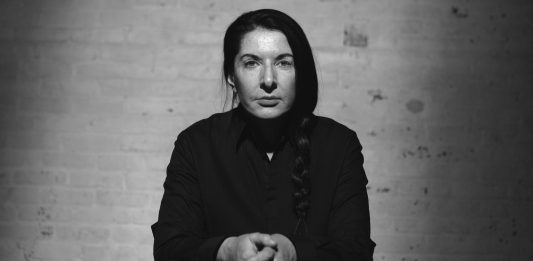 Il metodo, la relazione, il corpo: Marina Abramovic si racconta al MAXXI