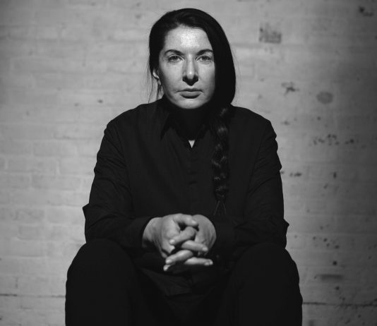 Il metodo, la relazione, il corpo: Marina Abramovic si racconta al MAXXI