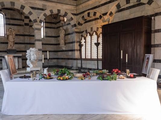 Rachel Lee Hovnanian nella chiesa di Santa Maria della Spina, a Pisa