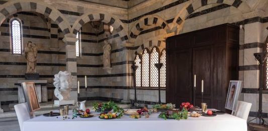 Nella chiesa di Santa Maria della Spina a Pisa Rachel Lee Hovnanian celebra il potere catartico dell’arte