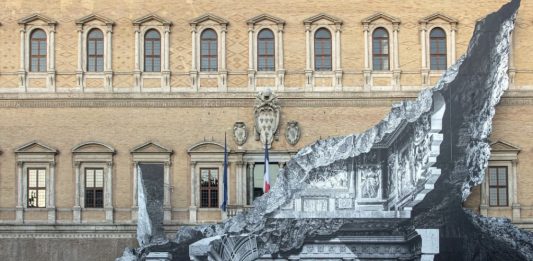Un’altra “ferita” di JR in Italia: stavolta a Roma, a Palazzo Farnese