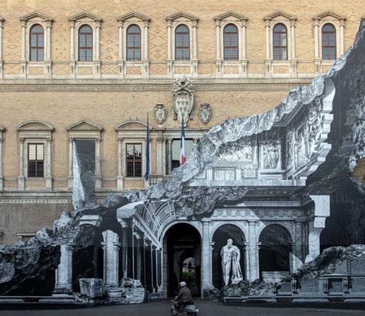 Un’altra “ferita” di JR in Italia: stavolta a Roma, a Palazzo Farnese