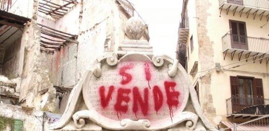 Si Vende a 100 euro: multa simbolica per la scritta di Uwe Jaentsch sulla fontana