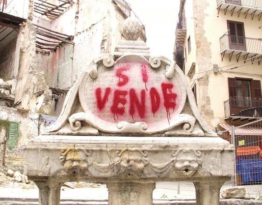 Si Vende a 100 euro: multa simbolica per la scritta di Uwe Jaentsch sulla fontana