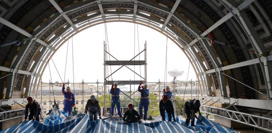 A Parigi l’Arco di Trionfo “impacchettato” da Christo. Le prime foto dei preparativi