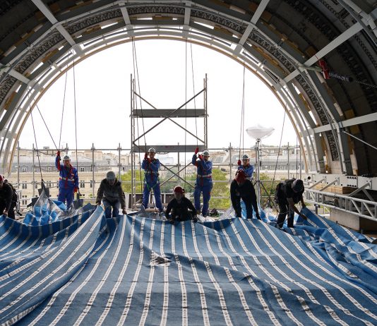 A Parigi l’Arco di Trionfo “impacchettato” da Christo. Le prime foto dei preparativi