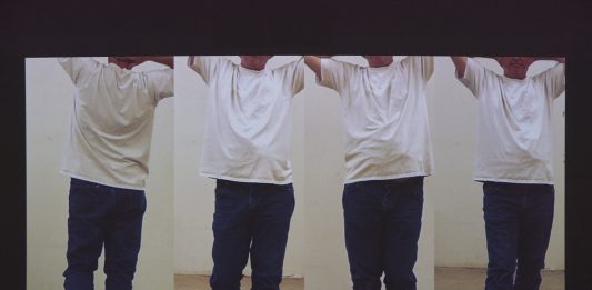 Bruce Nauman: su e giù per lo studio, bevendo caffè