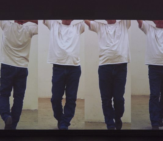 Bruce Nauman: su e giù per lo studio, bevendo caffè