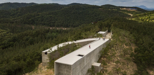 La natura del cemento: il Saya Park Art Pavilion di Álvaro Siza e Carlos Castanheira