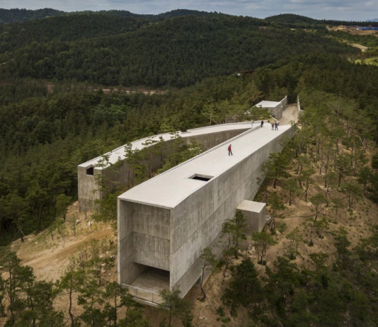 La natura del cemento: il Saya Park Art Pavilion di Álvaro Siza e Carlos Castanheira