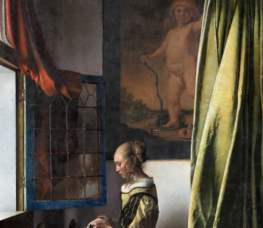 La donna che legge una lettera di Vermeer esposta con il suo “nuovo” Cupido