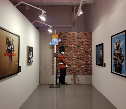La mostra di Banksy a Seoul fa sold out ma le opere non sono originali