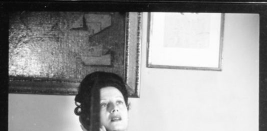 Forte, consapevole, fragile: Clara Galante porta Irene Brin in teatro