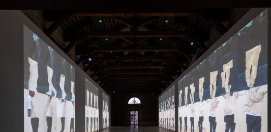 Sulle tracce di Bruce Nauman a Venezia, con le attività di Punta della Dogana