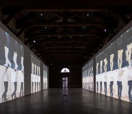 Sulle tracce di Bruce Nauman a Venezia, con le attività di Punta della Dogana