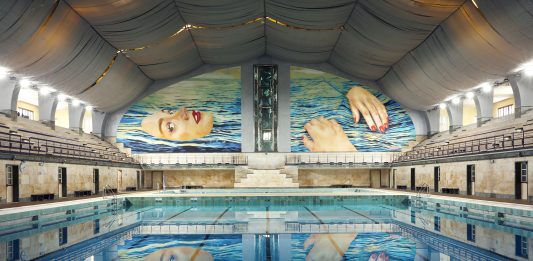 Milano Design Week: il grande murale di Cattelan e Ferrari per la piscina Cozzi cattelan piscina cozzi