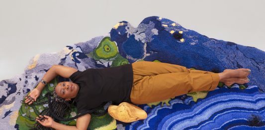 Nessun uomo è un’isola. Incontro con Otobong Nkanga L’artista Otobong Nkanga nel suo studio, al lavoro per la mostra al Castello di Rivoli, 14 luglio 2021. Courtesy Castello di Rivoli Museo d’Arte Contemporanea, Rivoli-Torino. Foto Marcella Beccaria