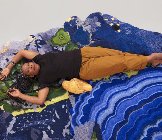 Nessun uomo è un’isola. Incontro con Otobong Nkanga L’artista Otobong Nkanga nel suo studio, al lavoro per la mostra al Castello di Rivoli, 14 luglio 2021. Courtesy Castello di Rivoli Museo d’Arte Contemporanea, Rivoli-Torino. Foto Marcella Beccaria