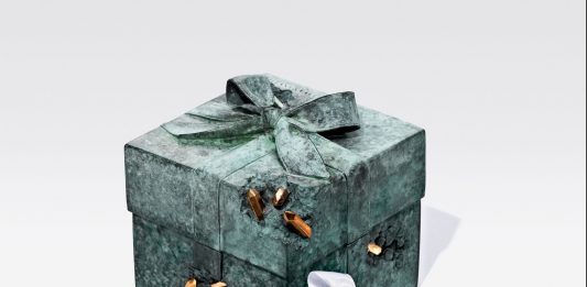 Daniel Arsham trasforma l’iconica Blue Box Tiffany in un’opera d’arte