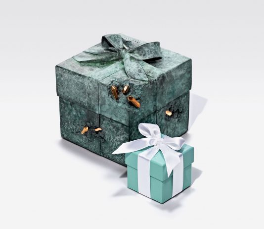 Daniel Arsham trasforma l’iconica Blue Box Tiffany in un’opera d’arte