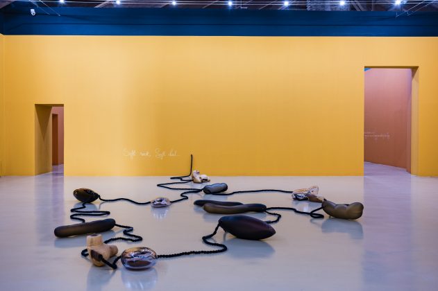 Veduta dell’allestimento della mostra Otobong Nkanga. Corde che si arricciano attorno alle montagne al Castello di Rivoli Museo d’Arte Contemporanea. Foto © Andrea Guermani, Torino