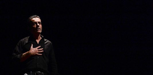 Perché un mucchio di caramelle è arte? Lo racconta uno spettacolo di Carlo Vanoni