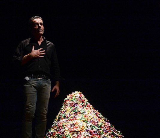 Perché un mucchio di caramelle è arte? Lo racconta uno spettacolo di Carlo Vanoni