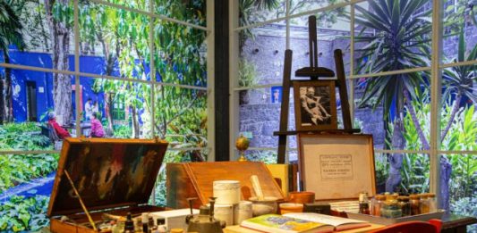 La vitalità caotica dell’arte di Frida Kahlo, in una mostra immersiva a Napoli