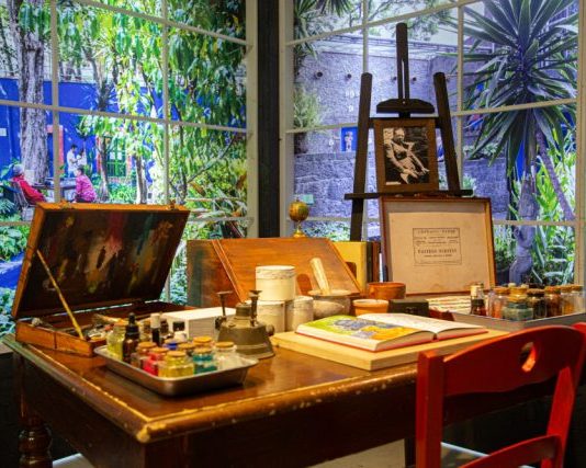La vitalità caotica dell’arte di Frida Kahlo, in una mostra immersiva a Napoli