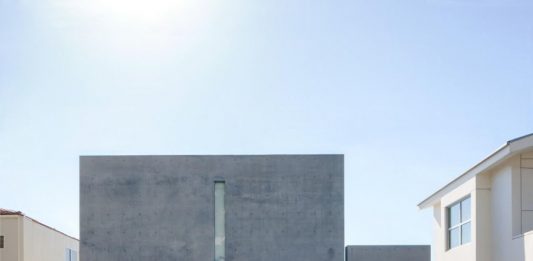 Kanye West ha acquistato una villa brutalista di Tadao Ando per 57 milioni