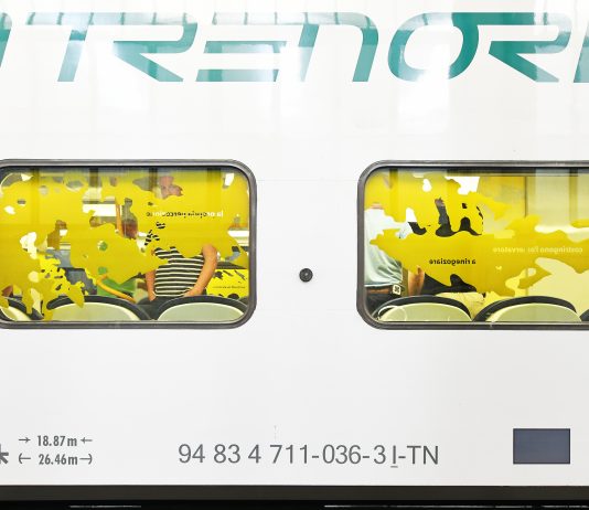 Paesaggi imprevisti di parole e colori: Igor Eškinja su una carrozza di Trenord