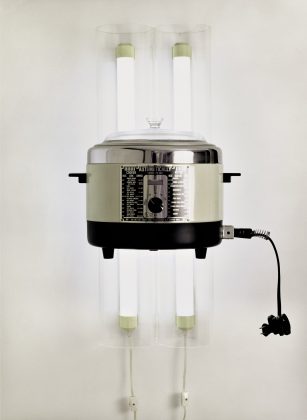Jeff Koons, Nelson Automatic Cooker / Deep Fryer, 1979 pentola / friggitrice elettrica, acrilico e luci fluorescenti; cm 68,6 x 43,2 x 40,6 Collezione privata. © Jeff Koons Serie Pre-New - Sala 4