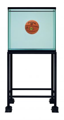 Jeff Koons, One Ball Total Equilibrium Tank (Spalding Dr. JK 241 Series), 1985 vetro, acciaio, reagente cloruro di sodio, acqua distillata e un pallone da basket; cm 164,5 x 78,1 x 33 7 Edizione 1 di un’edizione di 2 Collezione privata. © Jeff Koons Serie Equilibrium – Sala 4