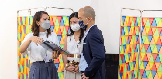Art Basel farà consulenza e advisor per le fiere più ambiziose in Asia persone ad art basel hong kong