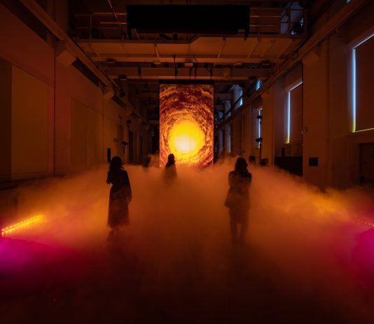 Tra le nuvole di “Falling Dreams”, l’installazione immersiva di NONE Collective a Milano