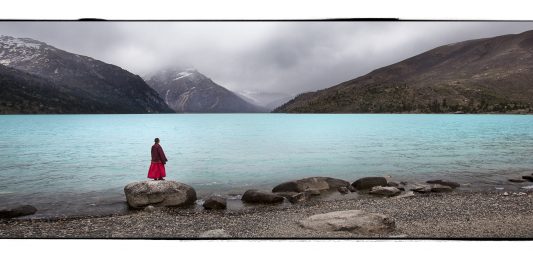 Phil Borges: ‘Ritratti dal mondo’, l’antologica alla galleria Paci contemporary, Brescia